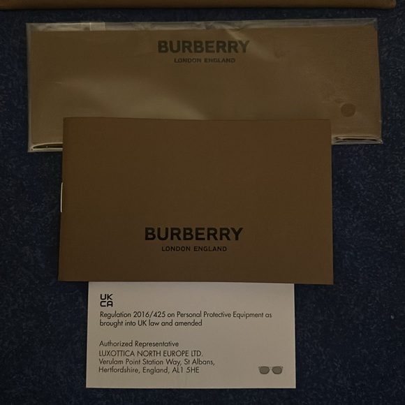 New Burberry Sunglasses with 13 month Sunglass Hut Protection Plan - Picture 4 of 10